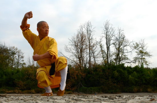 Monge Shaolin em uma postura baixa de Kung Fu