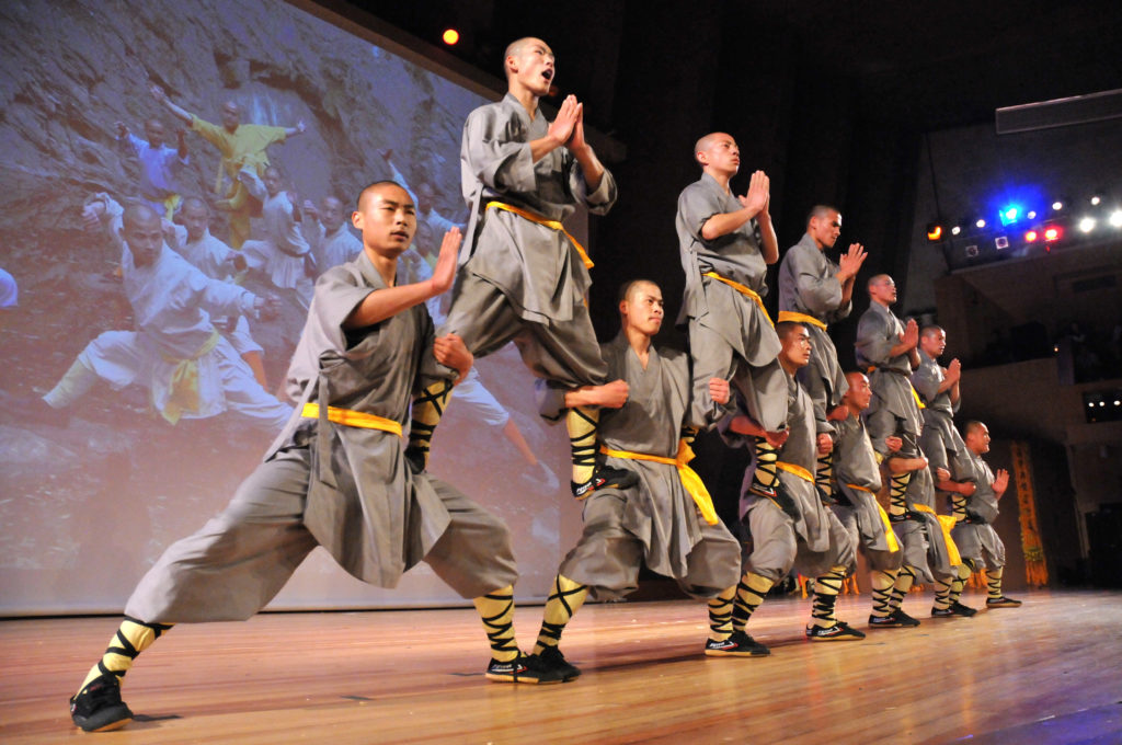 Monges Shaolin se apresentando em um palco