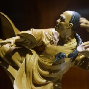 Estátua de um mestre de kung fu chutando